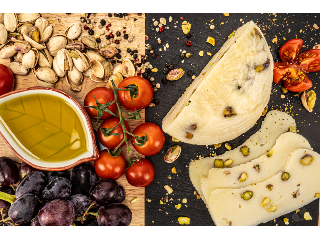 Ser owczy Pecorino z pistacjami świetnie komponuje się ze świeżą, ziołową oliwą