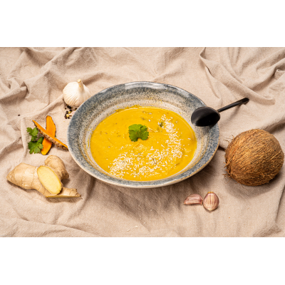 Zupa tajska z curry, kolendrą, przyspiesza procesy trawienia i łagodzi objawy niestrawności