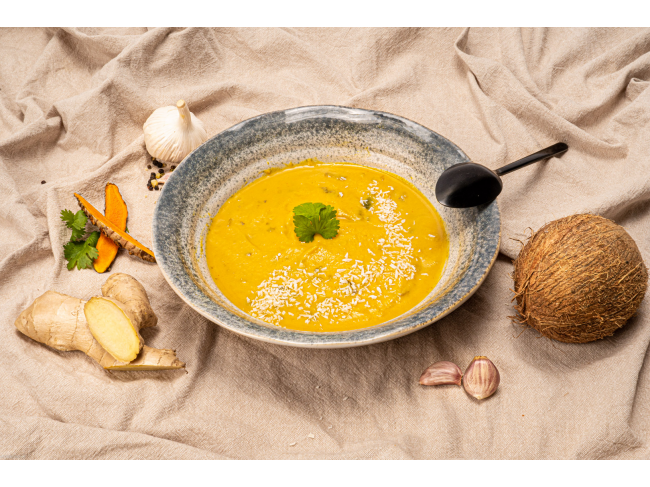 Zupa tajska z curry, kolendrą, przyspiesza procesy trawienia i łagodzi objawy niestrawności