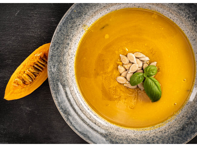 Bazylia do dekoracji, nadaje wykwintny smak w zupach, sosach i pesto, aromatyczna