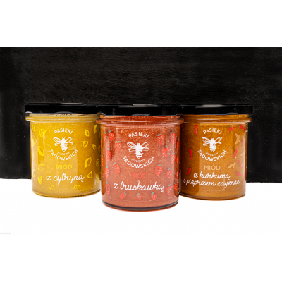 Miód z wielokwiatowy z dodatkiem liofilizowanej truskawki, źródło antyoksydantów. Idealnie pasuje do owsianki, lodów i smoothie.